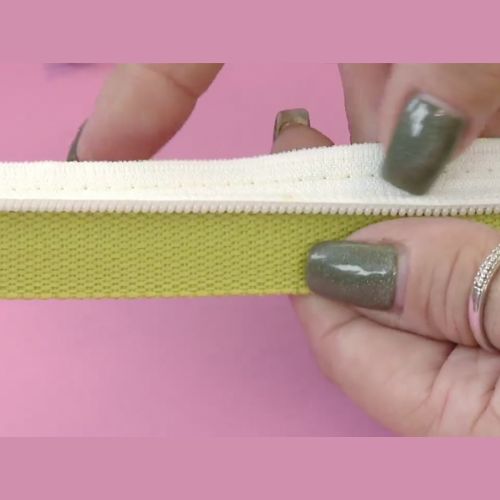 Bolsa e nécessaire com material sintético ()