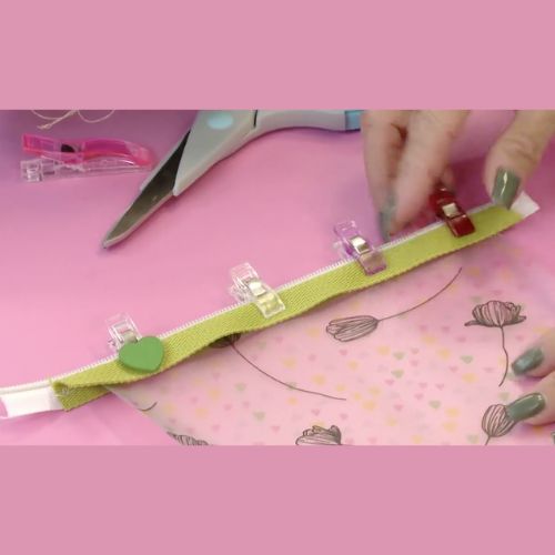 Bolsa e nécessaire com material sintético ()