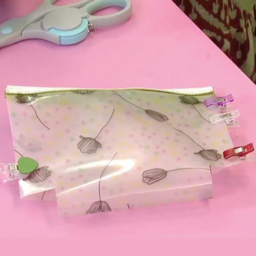 Bolsa e nécessaire com material sintético ()