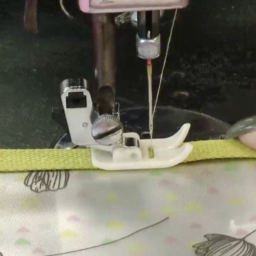 Bolsa e nécessaire com material sintético ()