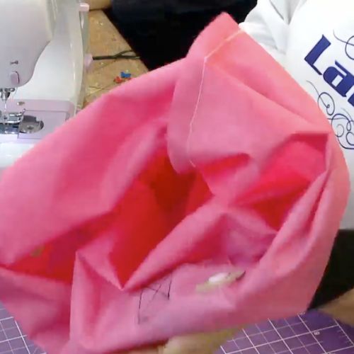 Mochila versátil com náilon amassado ()