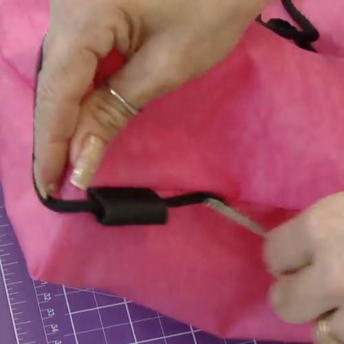 Mochila versátil com náilon amassado ()