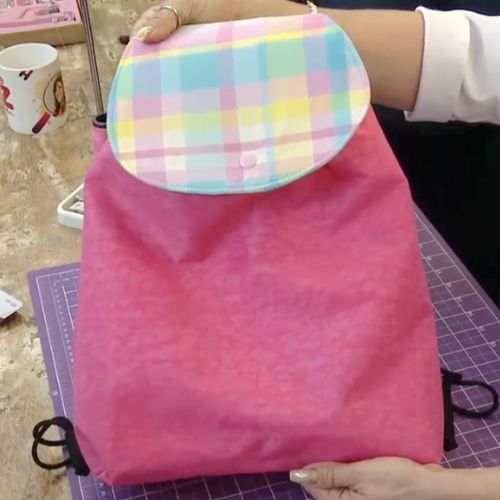 Mochila versátil com náilon amassado ()